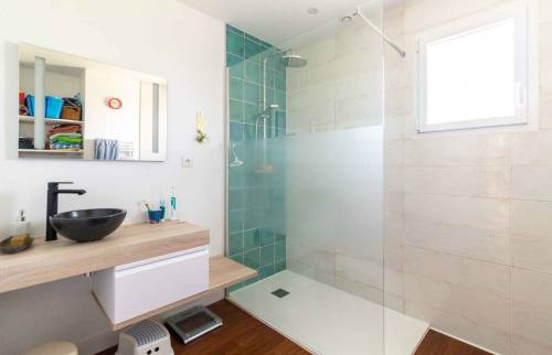 salle de bain avec douche - Aix-les-Bains (73)  