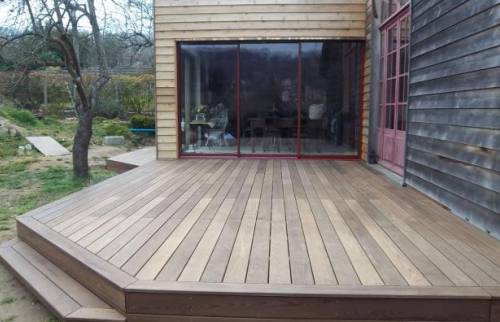 Terrasse en frêne devant baie vitrée latérale extension bois - La Chapelle-sur-Erdre - 44240 - 