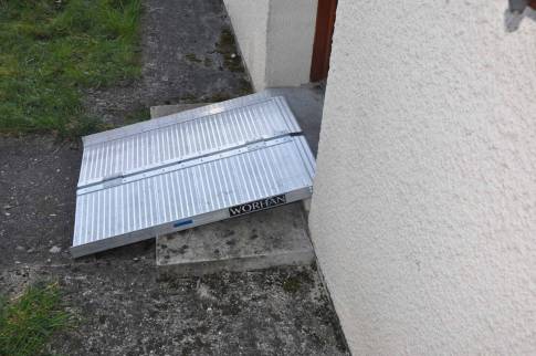 Rampe d'accès avant travaux d'accessibilité PMR - Verneuil l'Etang 77390