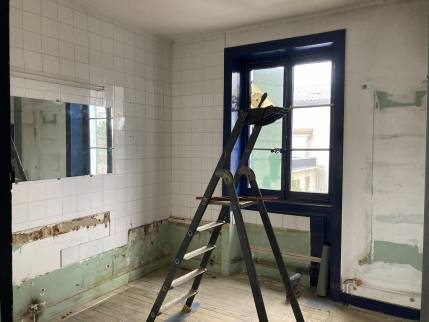 Ecully (69130) : rénovation complète d'une salle de bains avec baignoire, douche et meuble double vasque