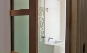 Rénovation d'une salle de bains d'invités  (Lyon Vaise) : Douche Grand Format et Meuble Vasque à tiroir blanc laqués