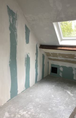 Des espace de chambre confortable et lumineux