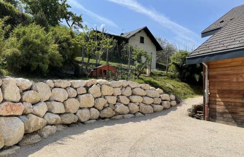 mur d'enrochement et allée gravillonnaire