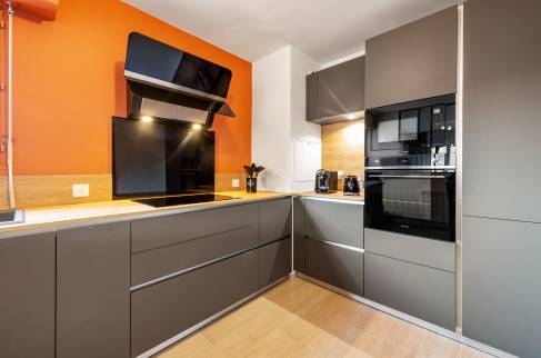 Projet de cuisine gris anthracite et Orange avec verrière, Lyon quai de Saone : vue d'ensemble