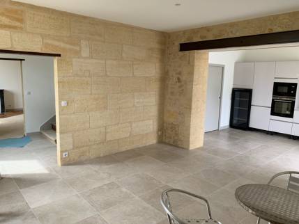 Maison avec murs en pierre