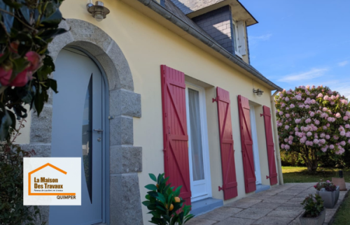 Nouvelle porte d’entrée gris clair installée à Plomelin pour apporter modernité, confort et cachet à cette maison bretonne.