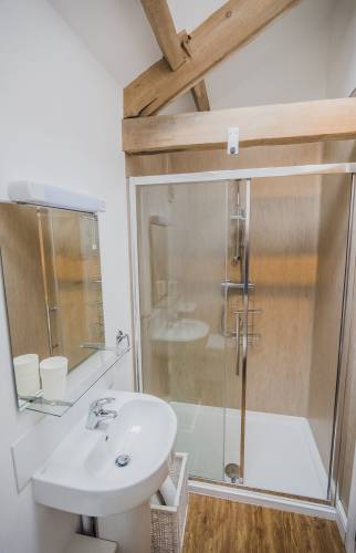 Salle d'eau avec poutres 