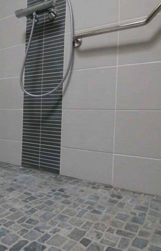 Création d'une salle de bains avec douche à l'italienne sous toit sur Alby-sur-chéran