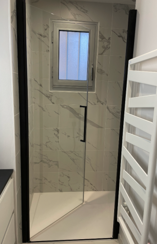 Rénovation d'une salle de bain à Vertou  - sèche serviettes et douche