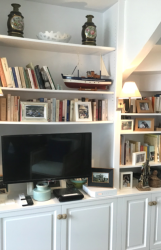 Placards fermés et étagères pour la composition de cette bibliothèque sur mesure