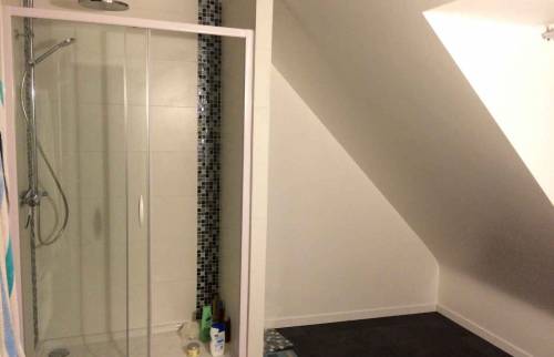 Douche avec paroi en verre et receveur plat - Heric