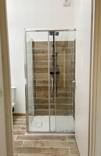 Douche à l’étage avant rénovation de salle d’eau à Chartres-de-Bretagne