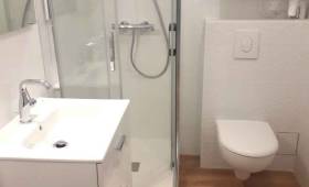 Petite salle de bain dans un studio