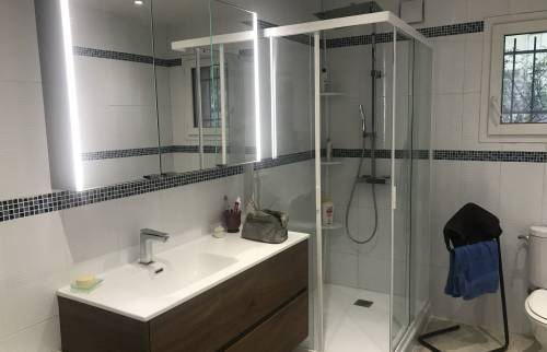 Salle de bain après changement cabine de douche et meuble vasque  - Cassis - (13260)