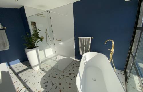 salle de bain rénovée avec vue baie vitrée La Maison Des Travaux Alès