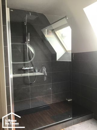 Grande douche en sous pente