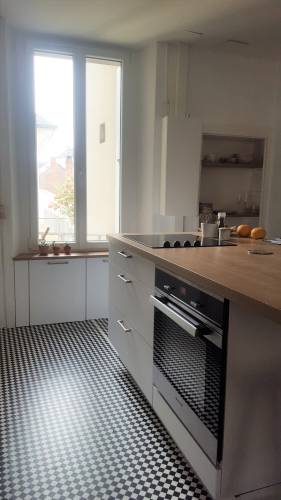 un ilôt central avec table de cuisson