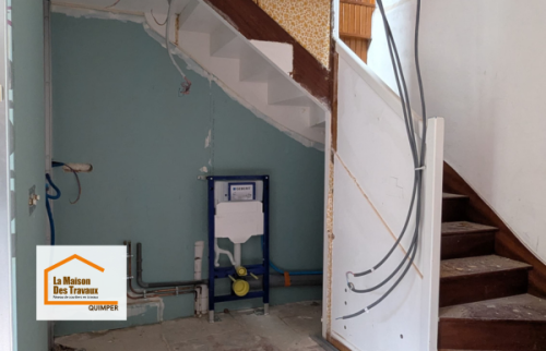 Découverte d’infiltrations et de dégradations sur poutres anciennes pendant une rénovation à Loctudy avec traitement rapide des désordres structurels.