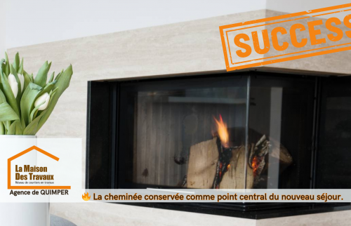 La cheminée a été conservée et mise en valeur comme point central du séjour rénové par Lucie Pouliquen, courtier en travaux à Quimper.