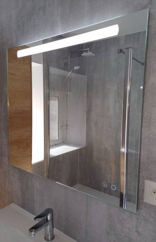 Miroir sur meuble vasque