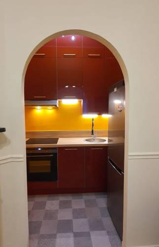 Une cuisine chaleureuse à la place de la salle d'eau - Paris 17ème