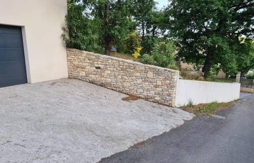 Création de murs en pierre