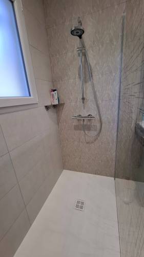 Salle de bain rénovée avec nouvelle douche - Meximieux 01800