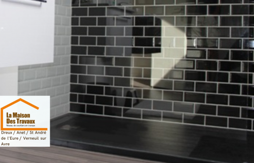 Douche à l’italienne moderne avec carrelage antidérapant et finition impeccable.