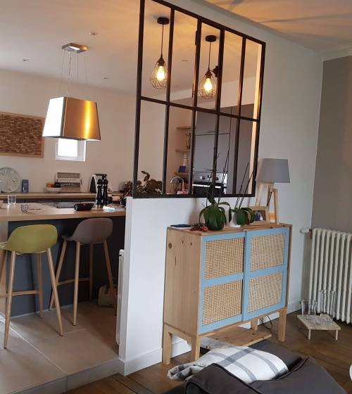 Vue cuisine depuis le salon avec une belle verrière d'atelier industrielle