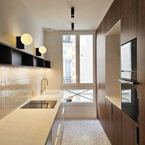 Vue du salon rénové à Paris – appartement Ganneron - La Maison Des Architectes