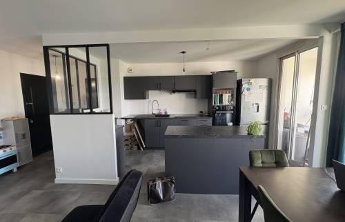 Vue de la cuisine après rénovation avec verrière d’atelier à Bruz