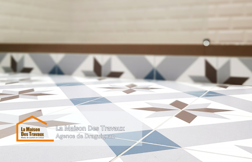 Avant et après transformation de la salle de bain : un gain d’espace et de style