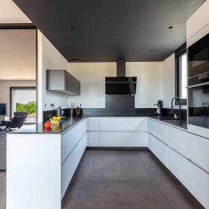 INTÉRIEUR AVEC VUE SUR BAIE – LA CIOTAT (13) - Corinne Palermo - La Maison Des Architectes