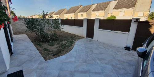 Allée de jardin après travaux de rénovation extérieure - Brie-Comte-Robert 77170
