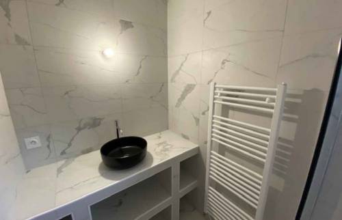 Pose d'un lavabo dans une salle de bain à Trouville