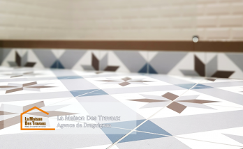 Avant et après transformation de la salle de bain : un gain d’espace et de style