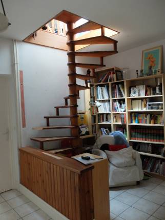 Lentilly (69210) : rénovation complète de l'escalier menant aux combles de la maison. escalier AVANT TRAVAUX