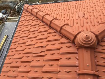 Rénovation et isolation d'une toiture de maison à Lyon - faitage et arêtier