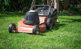 Un gazon synthétique pour remplacer le jardin minéral et conserver un décor verdoyant à l’année à Veckring 57