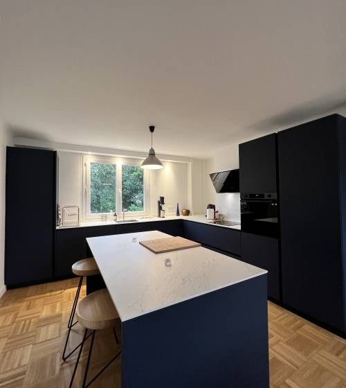 Création d'une grande cuisine ouverte sur le séjour avec îlot central dans un appartement rénové - Nantes 44