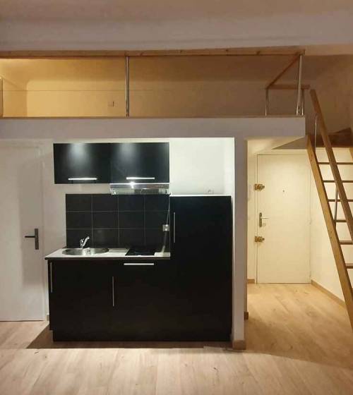 Studio après rénovation – cuisine et mezzanine