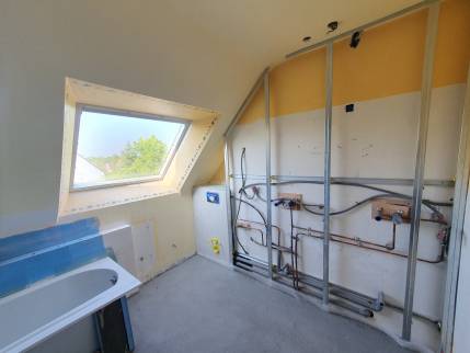 Pose d’un faux mur pour la rénovation de salle de bain à Bruz