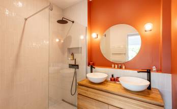 Salle de bain rénovée à Marnes-la-Coquette : élégance et modernité