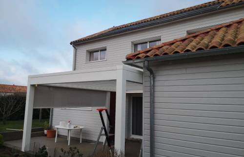 Installation d'une pergola bioclimatique au Bignon