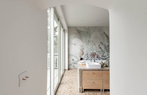 Salle de bain lumineuse avec mur décoratif tropical, Paris 16e.