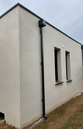 tuyau de descente des eaux pluviales.