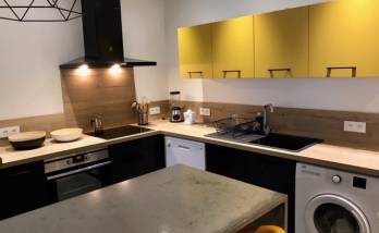 Plan de travail et crédence de cuisine bois dans un appartement rénové - Nantes 44