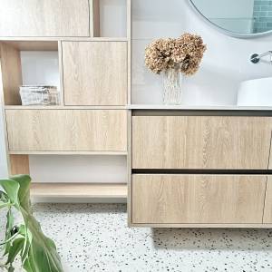 Matériaux naturels et tons doux pour une salle de bain à Bondues