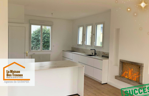 Vue générale de la cuisine moderne, avec son îlot central en marbre et ses lignes épurées pour un espace lumineux et fonctionnel.