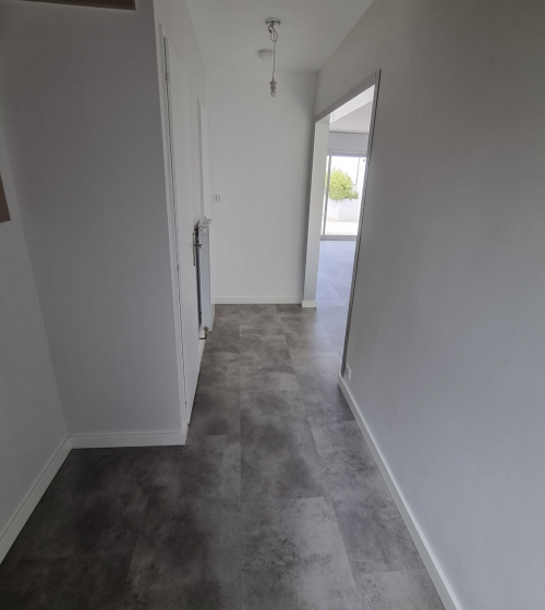 Rénovation de sol et pose d’un poêle à Saint-Marcellin : un intérieur plus cohérent et plus actuel couloir